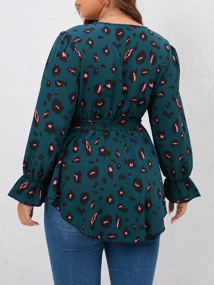 Damenbluse grün mit Leopardenmuster, lange Ärmel, tailliert, modisch, elegant.