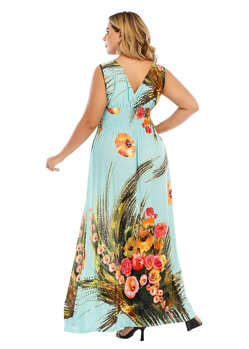 Frau im ärmellosen, blumigen Maxikleid, türkis, Rückansicht, Sommermode, Plus-Size.