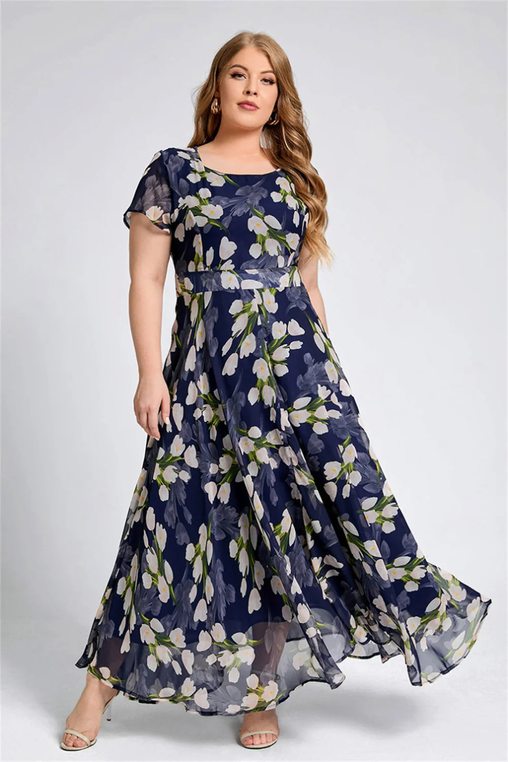 Frau in langem, geblümtem Kleid, blau-weiß, Plus-Size, elegantes Design, Sommermode.