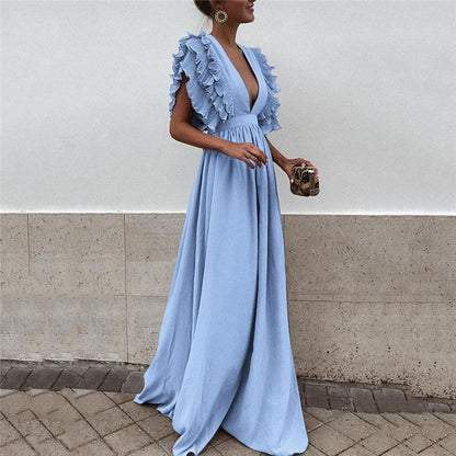 Frau in langem, hellblauem Abendkleid mit Rüschenärmeln, elegantes Design, modisch.
