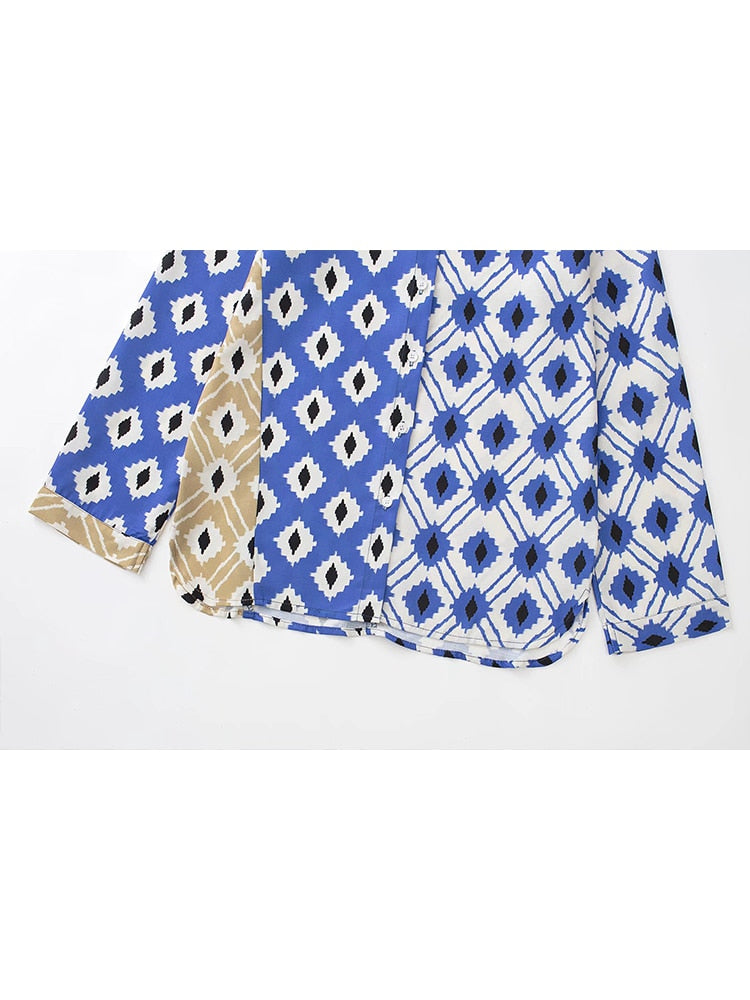 Blau gemusterte Bluse, geometrisches Design, Damenmode, Baumwolle, Langarm, modern.