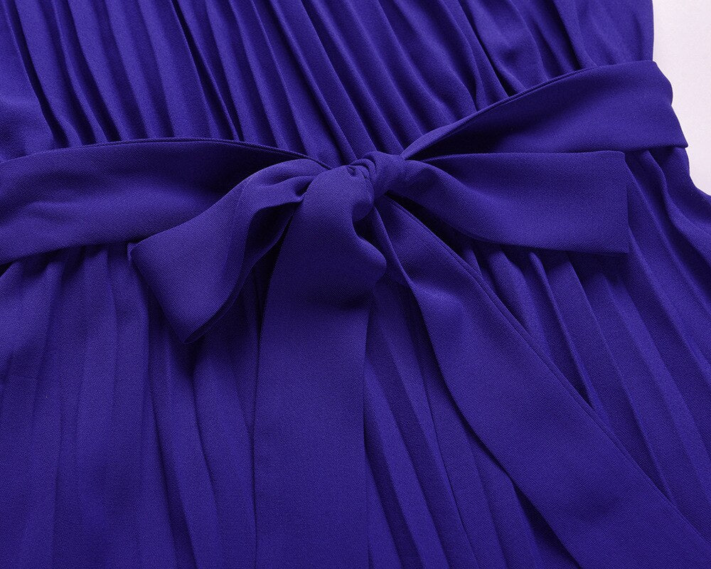 Königsblaues, plissiertes Kleid mit Schleife, elegantes Design, Damenmode, Abendkleidung.