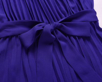Königsblaues, plissiertes Kleid mit Schleife, elegantes Design, Damenmode, Abendkleidung.