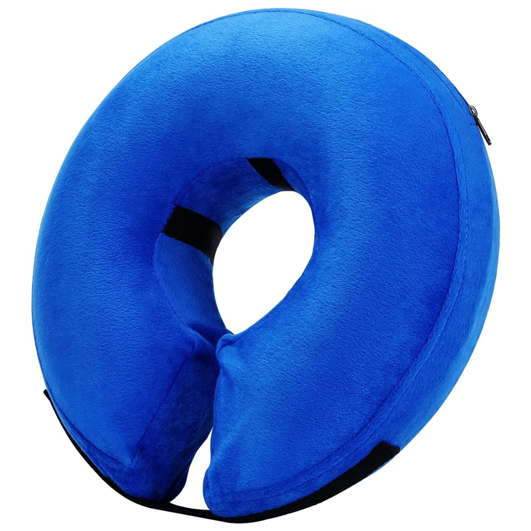 Blaues Nackenkissen aus Memory-Schaum, ergonomisch, ideal für Reisen und Komfort.