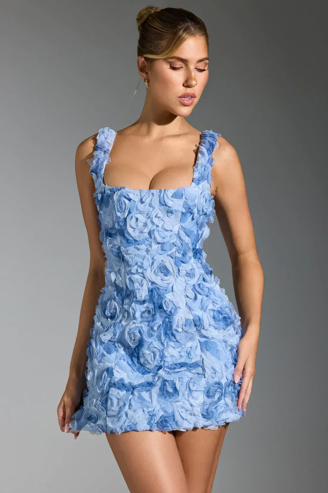 Frau in blauem Blumenkleid, ärmellos, elegantes Design, Mode, Abendkleid, Party-Outfit.