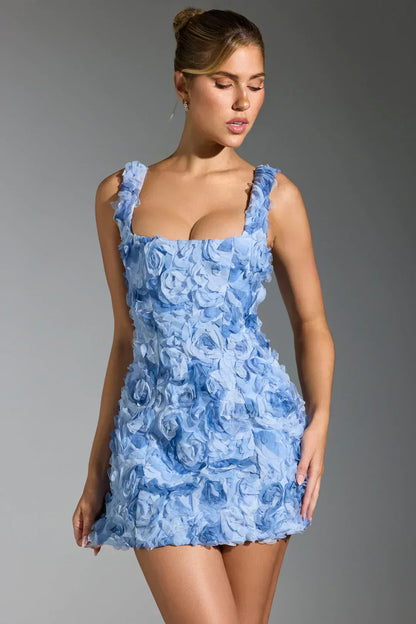 Frau in blauem Blumenkleid, ärmellos, elegantes Design, Mode, Abendkleid, Party-Outfit.