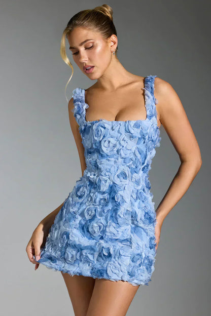 Frau in blauem Blumenkleid, ärmellos, elegantes Design, Mode, Abendkleid, Party-Outfit.