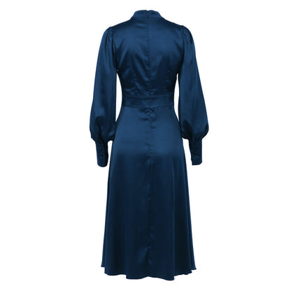 Blaues Satinkleid mit langen Ärmeln, knielang, elegantes Design, Damenmode.