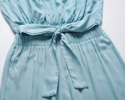 Hellblauer Jumpsuit aus Baumwolle mit Taillengürtel, elegantes Damenmode-Outfit.