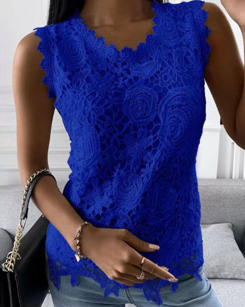Frau in blauem Spitzenoberteil, ärmellos, modisch, elegant, Sommermode, Damenbekleidung.