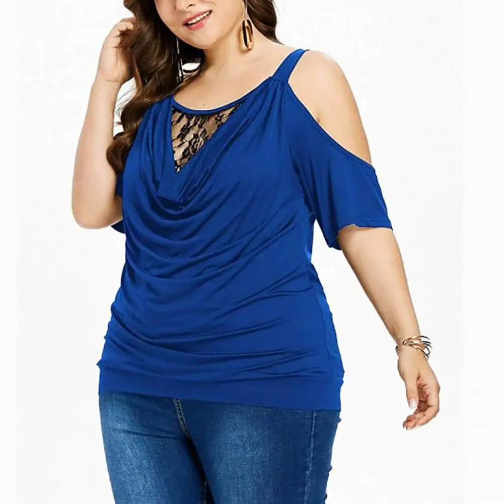 Frau in blauer Cold-Shoulder-Bluse mit Spitze, lässig, modisch, Plus-Size, Jeans.