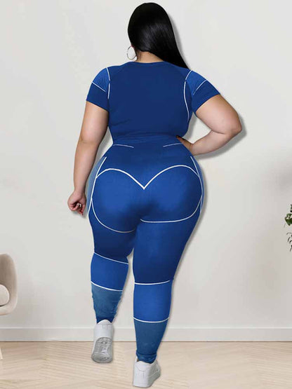 Frau in blauem Sportanzug, Rückansicht, nahtlose Leggings, Fitnessmode, bequeme Kleidung.