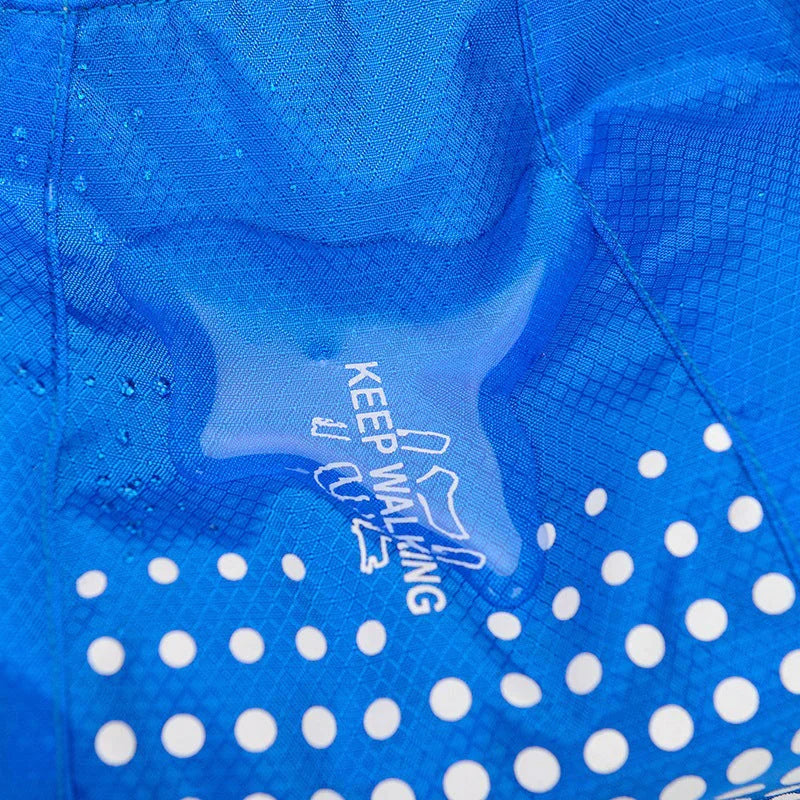 Blaue Sporttasche mit weißen Punkten, Netzstoff, "Keep Walking"-Aufdruck, leicht, atmungsaktiv.