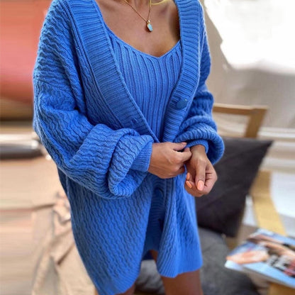Frau in blauem Strickkleid und Cardigan, gemütliche Herbstmode, elegantes Design, Damenbekleidung.