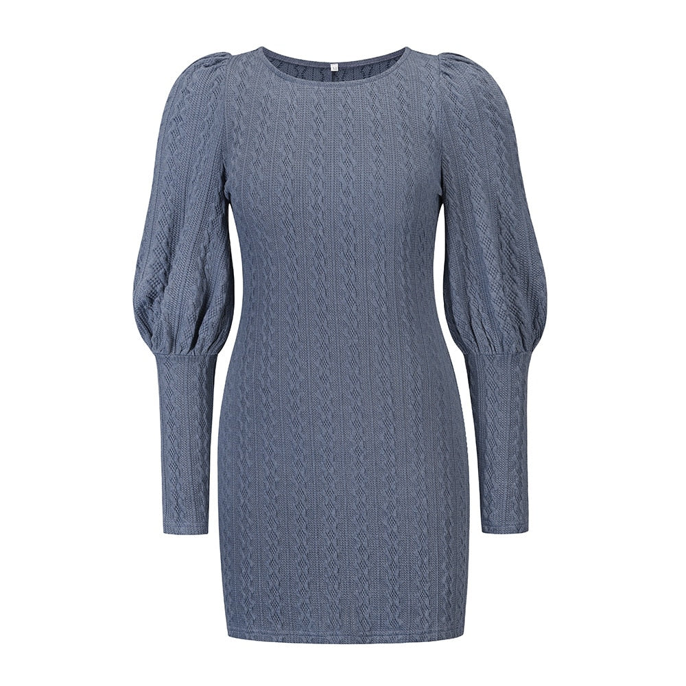 Blaues Strickkleid mit Puffärmeln, Damenmode, elegantes Design, Herbst-Winter-Kollektion.