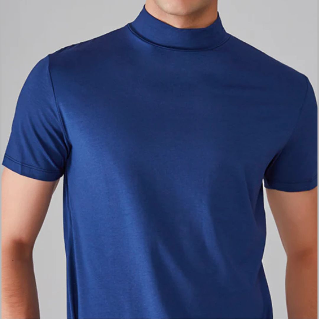 Mann in blauem T-Shirt mit Stehkragen, kurzärmelig, aus Baumwolle.