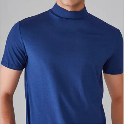 Mann in blauem T-Shirt mit Stehkragen, kurzärmelig, aus Baumwolle.