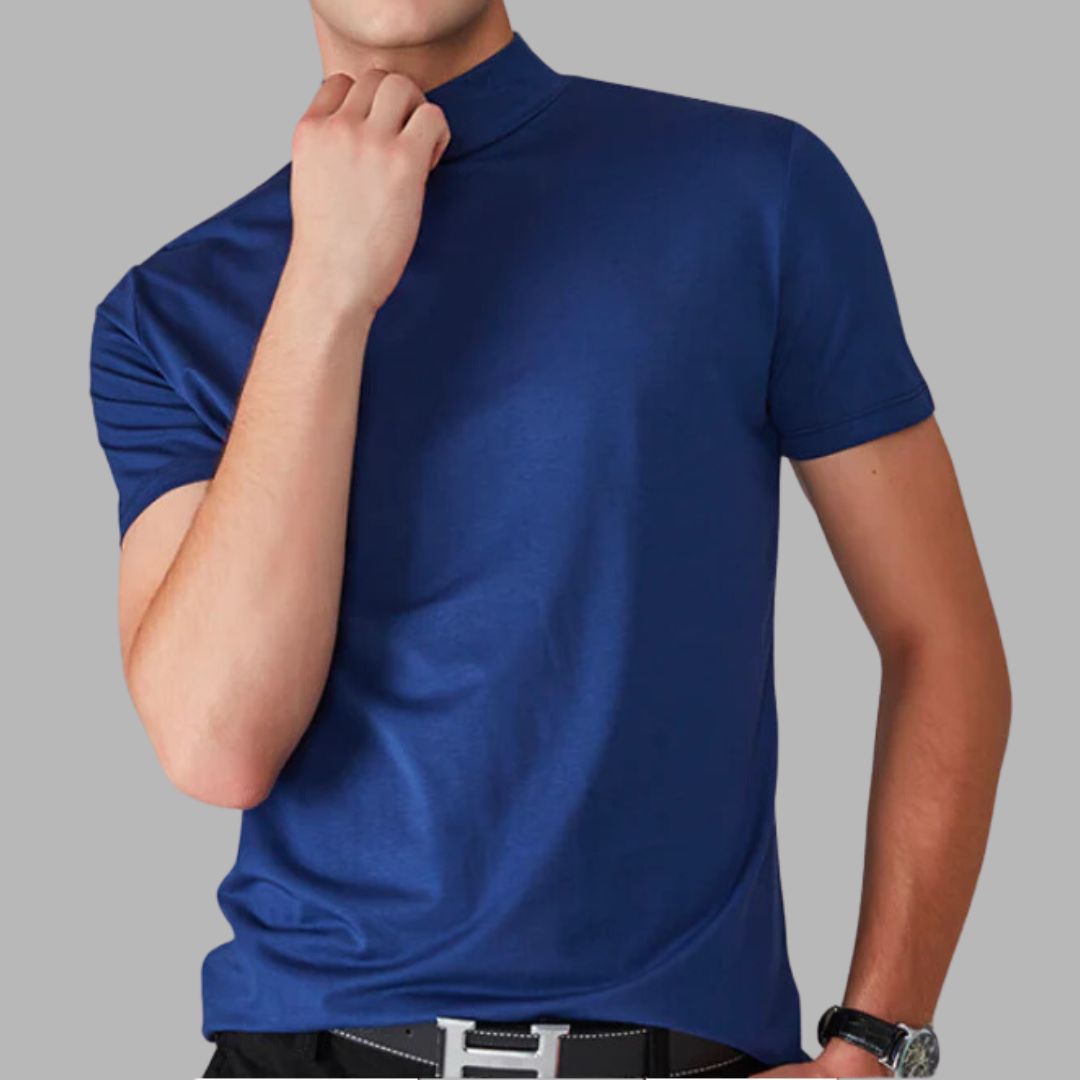 Mann in blauem T-Shirt, Kurzarm, Stehkragen, modisch, Freizeitkleidung, grauer Hintergrund.