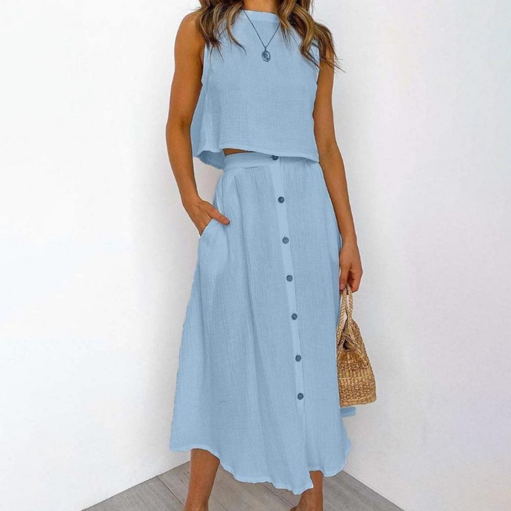 Frau in hellblauem Sommerkleid mit Knopfleiste, ärmellos, Strohtasche, modisch, elegant.