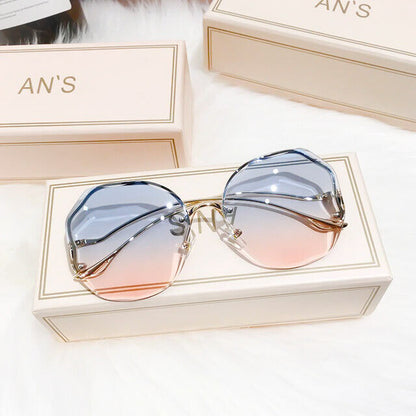 Damen Sonnenbrille blau-rosa Verlaufsgläser, modisch, luxuriös, auf weißem Hintergrund.