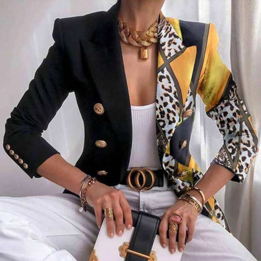 Frau in modischem Blazer mit Leopardenmuster und goldenen Knöpfen, kombiniert mit weißem Top.