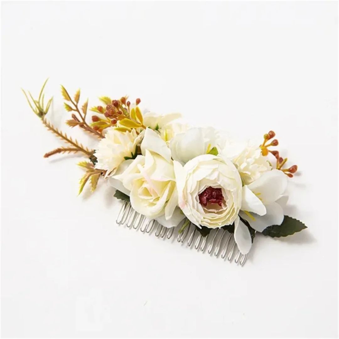 Haarspange mit weißen Blumen, Hochzeitsaccessoire, romantisch, elegant, Blumendekor.