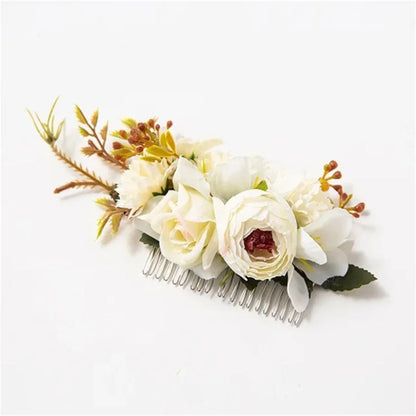 Haarspange mit weißen Blumen, Hochzeitsaccessoire, romantisch, elegant, Blumendekor.