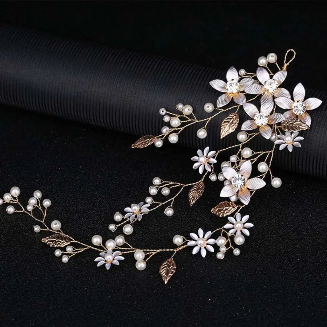 Goldene Haarspange mit weißen Blumen und Perlen, elegantes Brautaccessoire.
