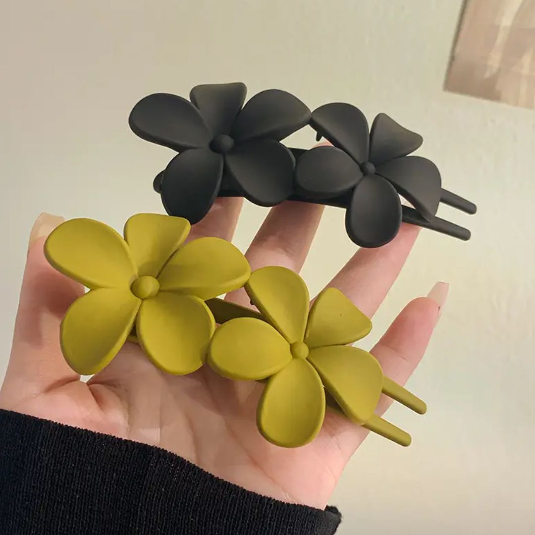 Schwarze und gelbe Haarspangen in Blumenform, modisches Accessoire für Damen.