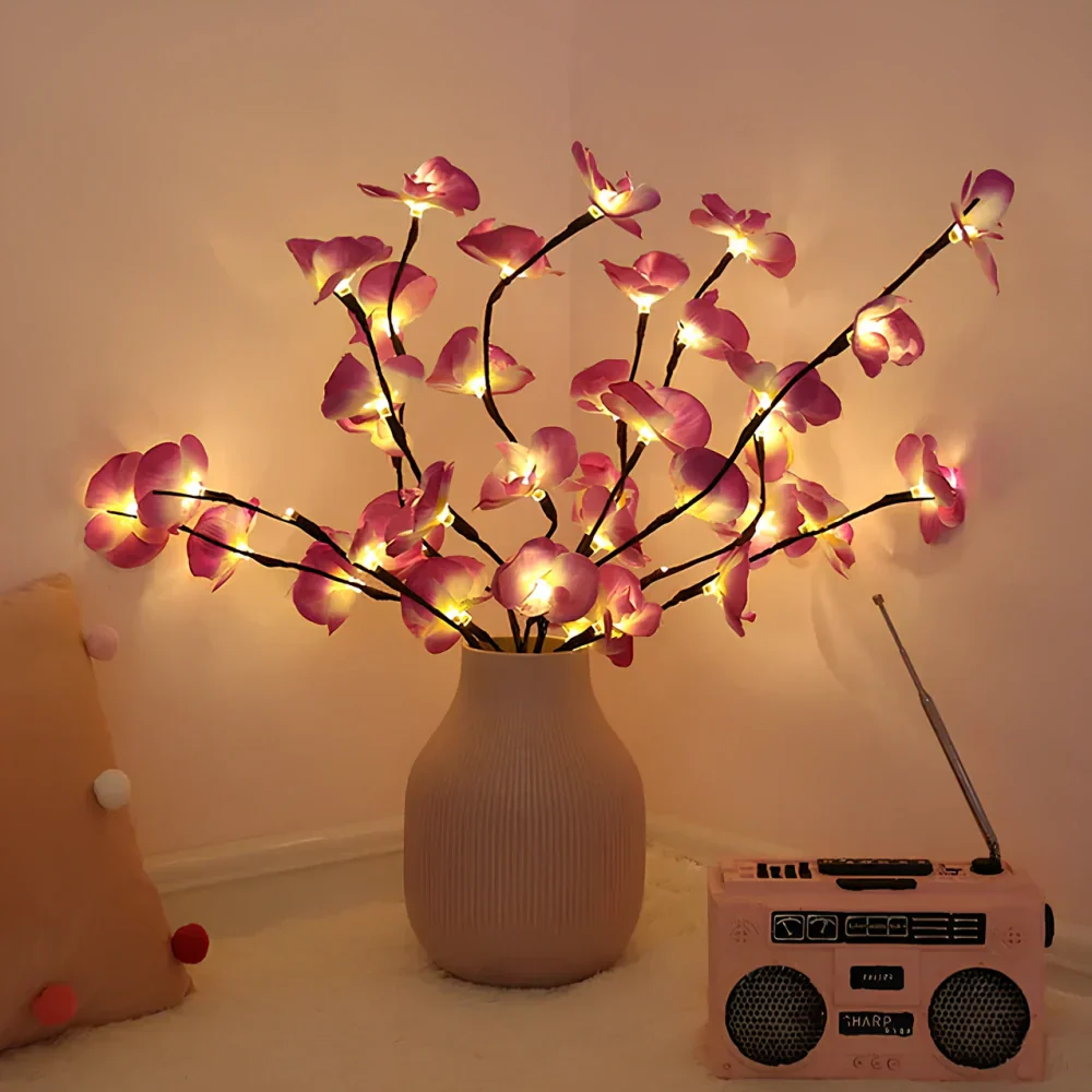 Rosa LED-Blumenlichter in Vase, dekorative Beleuchtung, Wohnzimmer, romantische Atmosphäre.