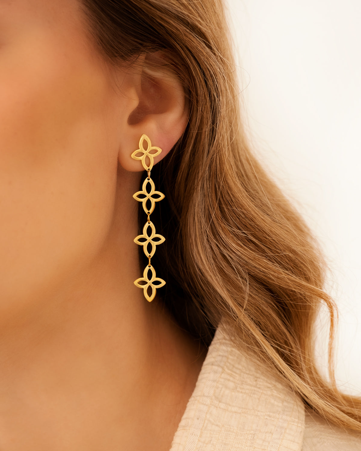 Goldene Blumenohrringe, hängend, modisch, Damenaccessoire, eleganter Schmuck, Geschenkidee.