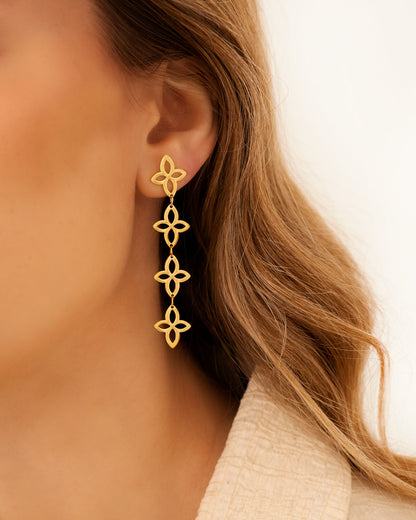 Goldene Blumenohrringe, hängend, modisch, Damenaccessoire, eleganter Schmuck, Geschenkidee.