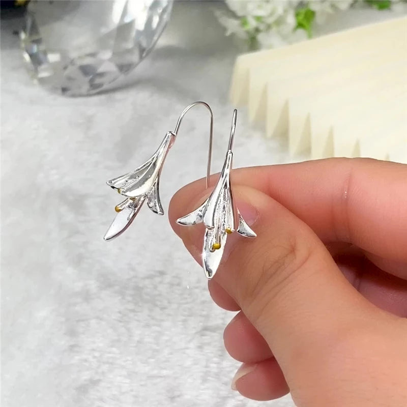 Silberne Blumenohrringe, elegantes Design, handgehalten, Schmuck für Frauen, modisch.