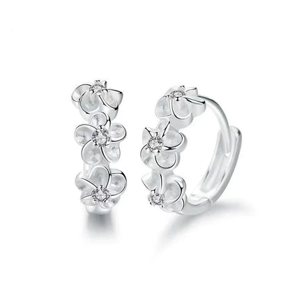 Silberne Blumen-Ohrringe mit Kristallen, eleganter Schmuck, modisches Accessoire.