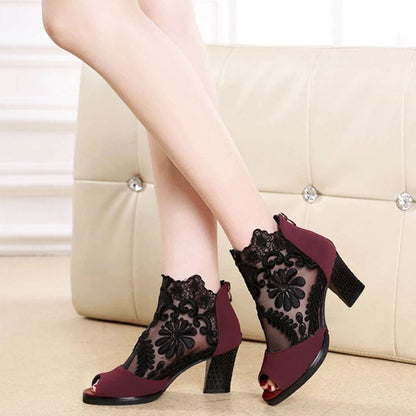 Damen High Heels, weinrot, mit schwarzer Spitze, Blumenmuster, elegantes Design, Abendmode.