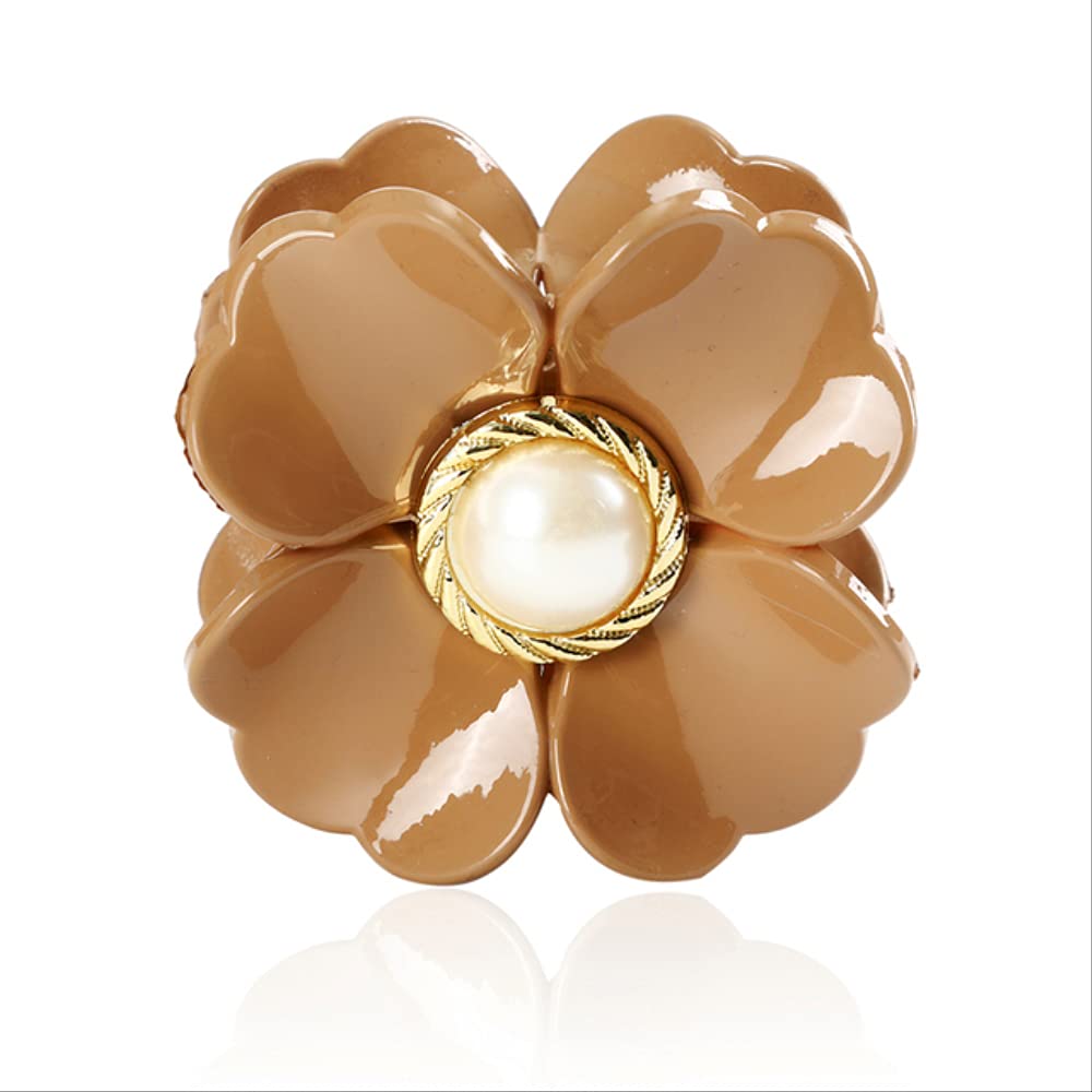Beige Haarspange in Blumenform mit Perlenverzierung, elegantes Accessoire für Damen.