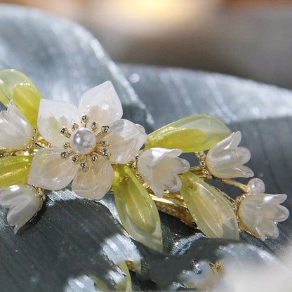 Blumenbrosche mit Perlen und Kristallen, goldfarben, eleganter Schmuck, Geschenkidee.