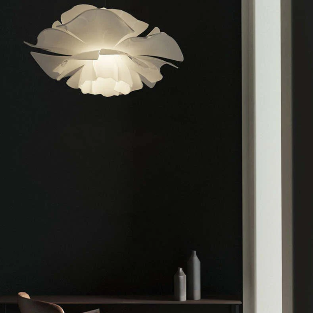 Weiße Designer-Deckenleuchte in Blütenform, modernes Interieur, stilvolle Beleuchtung.