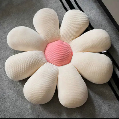 Blumenförmiges Kissen, cremeweiß mit rosa Mitte, aus weichem Stoff, dekorativ, Wohnzimmer.