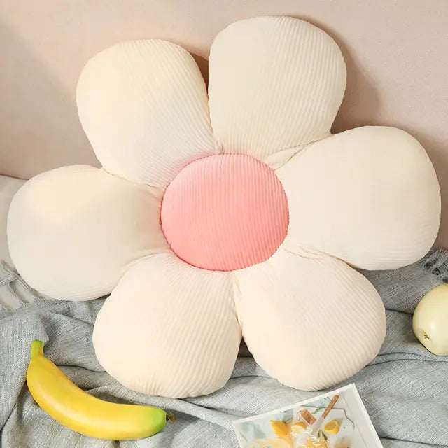 Großes cremefarbenes Blümchenkissen aus Cord mit rosa Mitte, dekorativ, gemütlich.