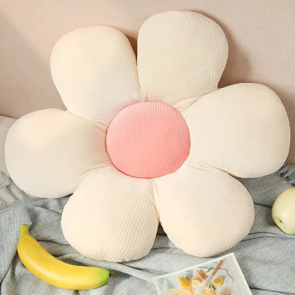 Großes cremefarbenes Blümchenkissen aus Cord mit rosa Mitte, dekorativ, gemütlich.