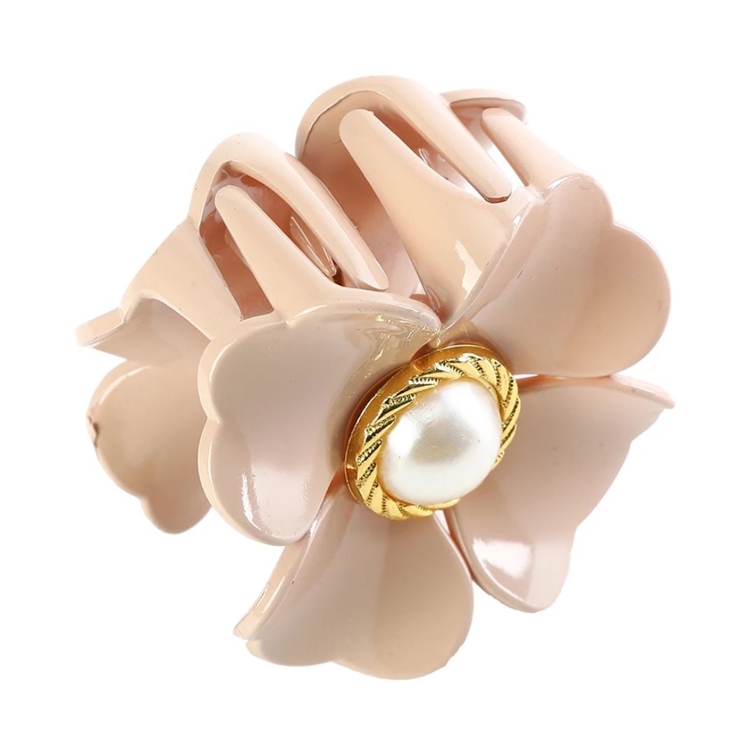 Beige Haarspange mit Blumenmotiv und Perlendetail, elegantes Accessoire für Damenfrisuren.