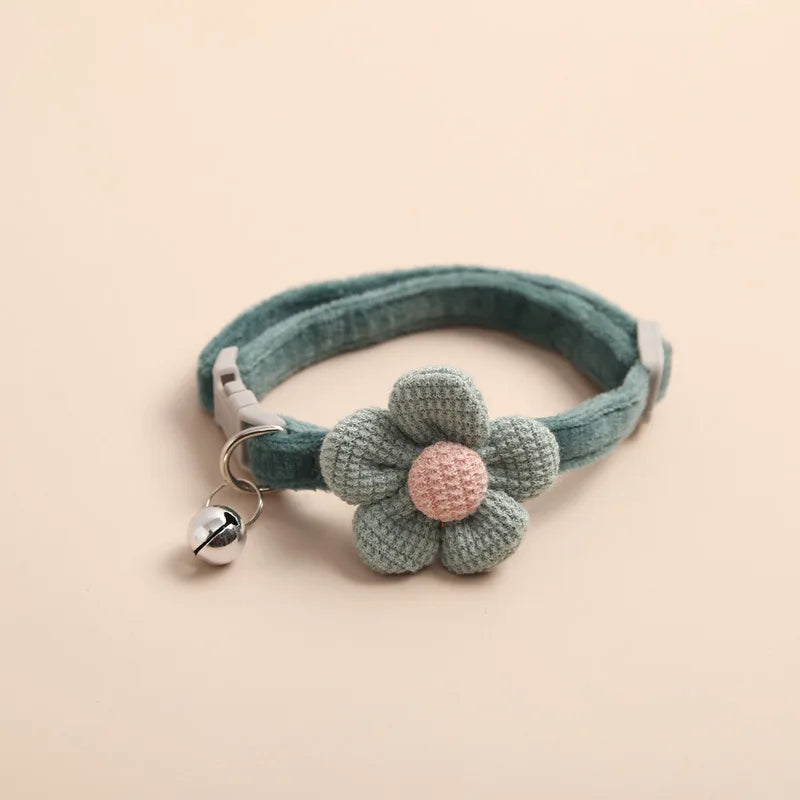 Grünes Katzenhalsband mit Blume und Glöckchen, verstellbar, aus Stoff.