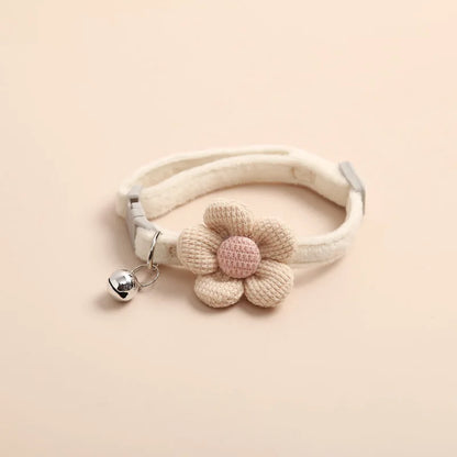 Katzenhalsband mit beiger Stoffblume und Glöckchen, verstellbar, stilvoll, Haustierzubehör.