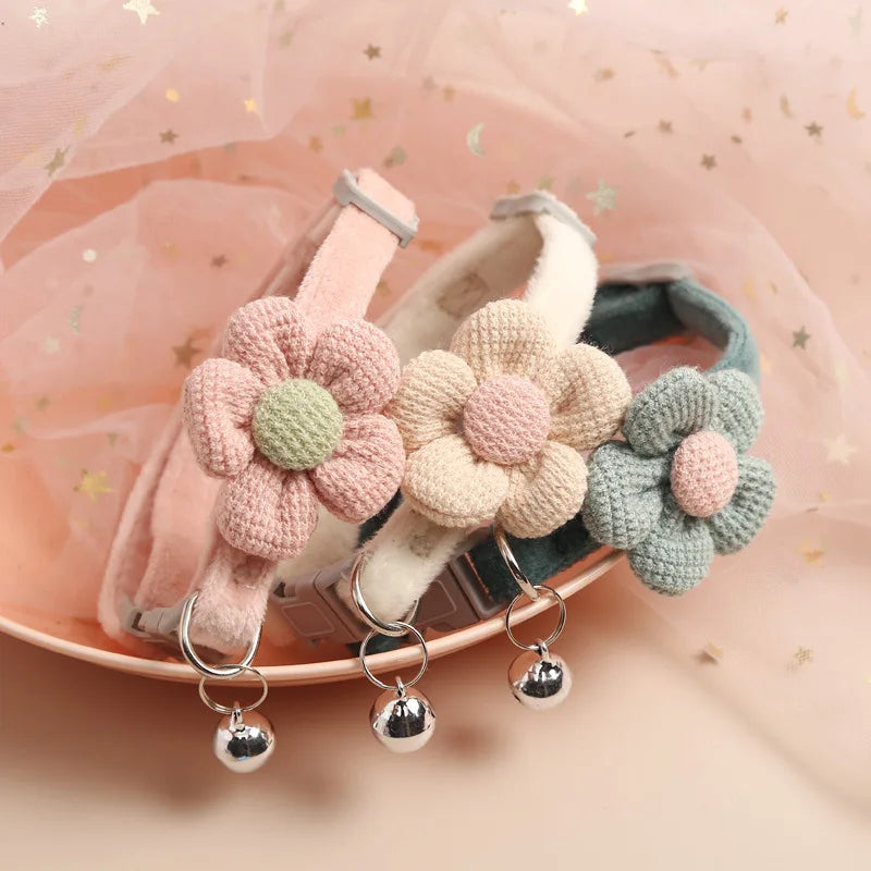Katzenhalsbänder mit Blumen, Pastellfarben, Glöckchen, weiches Material, Haustierzubehör.