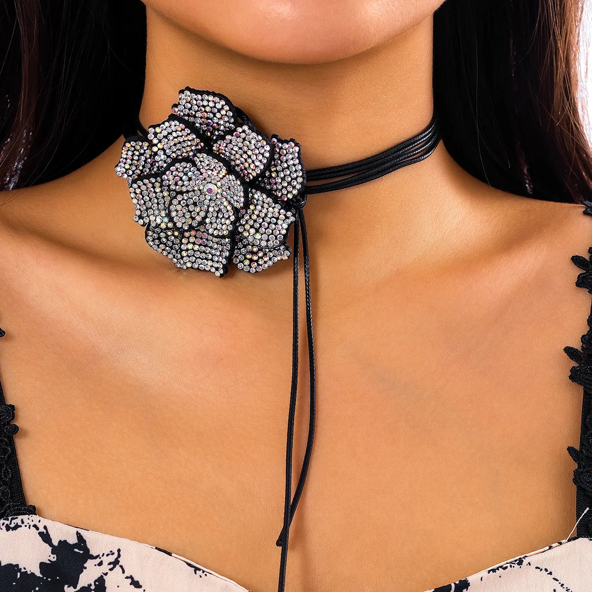 Damen Halskette mit schwarzer Blume, Strasssteine, elegantes Design, Schmuck Accessoire.