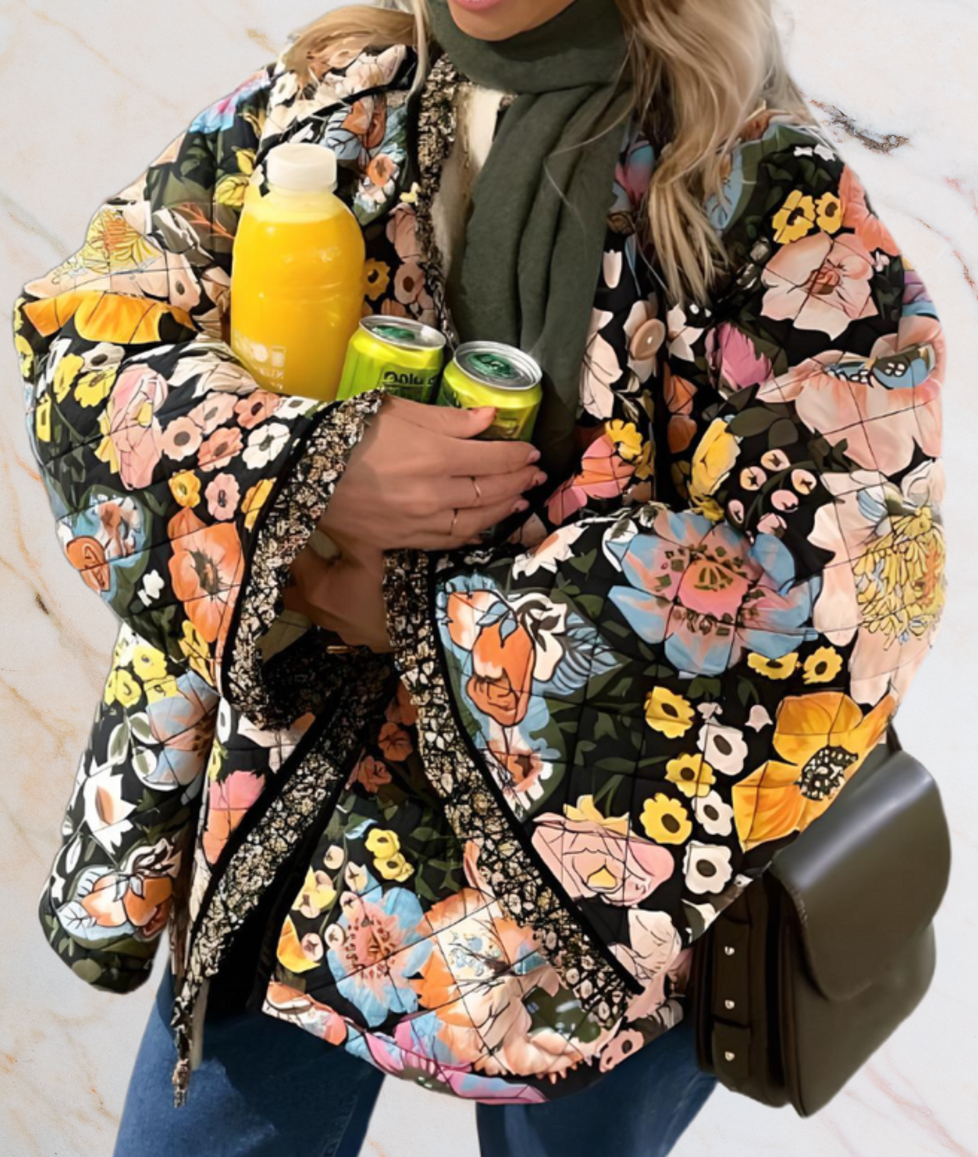 Frau in bunter Blumenjacke hält Saftflasche und Dosen, modisch, Herbstkleidung, Accessoires.