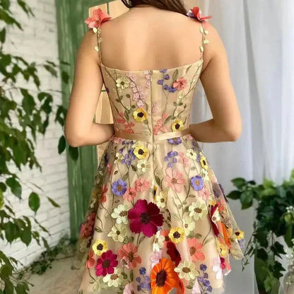 Rückenfreies Kleid mit Blumenstickerei, ärmellos, beige, Sommermode, Damenkleidung, elegant.