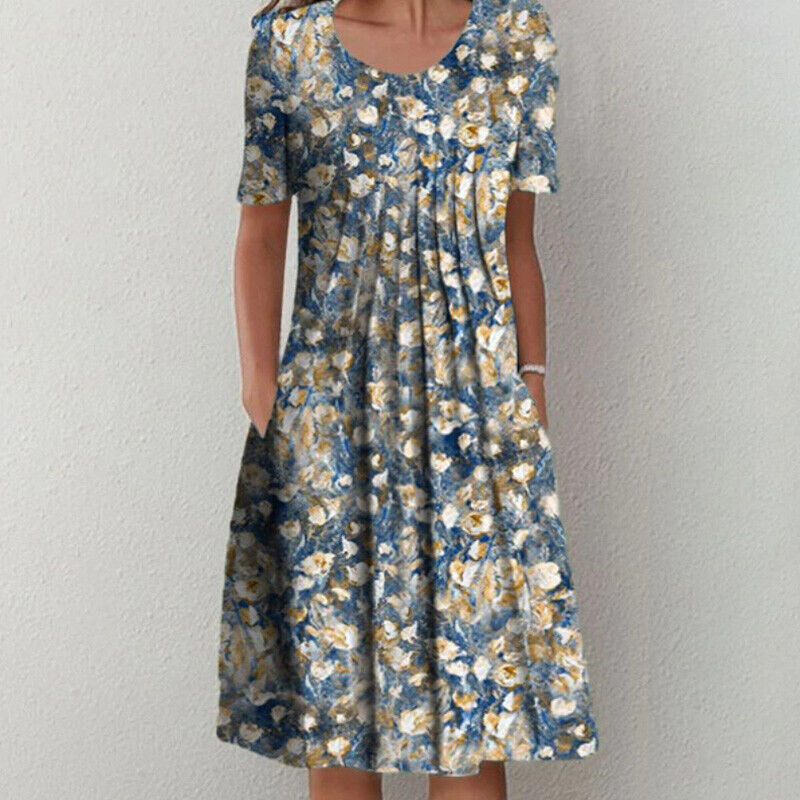 Frau in geblümtem Sommerkleid, blau-gelb, knielang, kurzärmelig, lässig, Baumwolle.