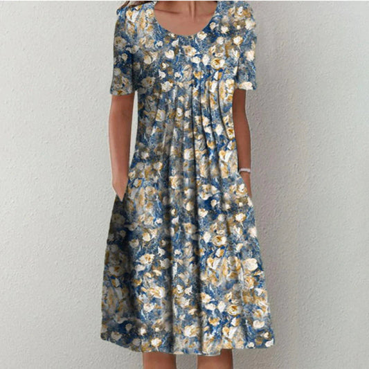 Frau in geblümtem Sommerkleid, blau-gelb, knielang, kurzärmelig, lässig, modisch.